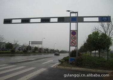 Porcelana Señale el semáforo del arreglo para requisitos particulares poste Gr65 los 4m/camino galvanizado los 6m postes ligeros proveedor