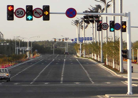 ISO9001 iluminación al aire libre aprobada postes de la ronda los 8m con moho anti del brazo cruzado