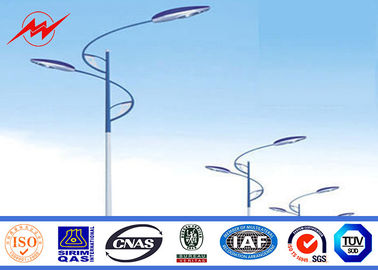 Calle galvanizada postes ligeros de la inmersión caliente Q235 el 12m con factor de seguridad cruzado del brazo 1,8